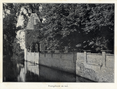 94837 Gezicht op de achtergevel van het poortgebouw met gracht en muur van Slot Zuylen te Zuilen uit het zuidoosten. ...